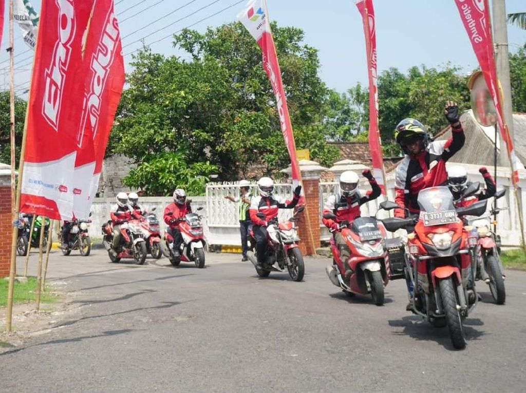 Tempuh 5.000 Km dari Sabang, Bikers Enduro Akhirnya Sampai di Gresik Tempuh 5.000 Km dari Sabang, Bikers Enduro Akhirnya Sampai di Gresik