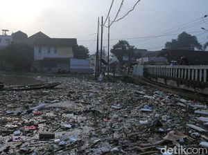 Jorok! Sampah Menumpuk di Bawah Jembatan Sungai Cikeruh Bandung
