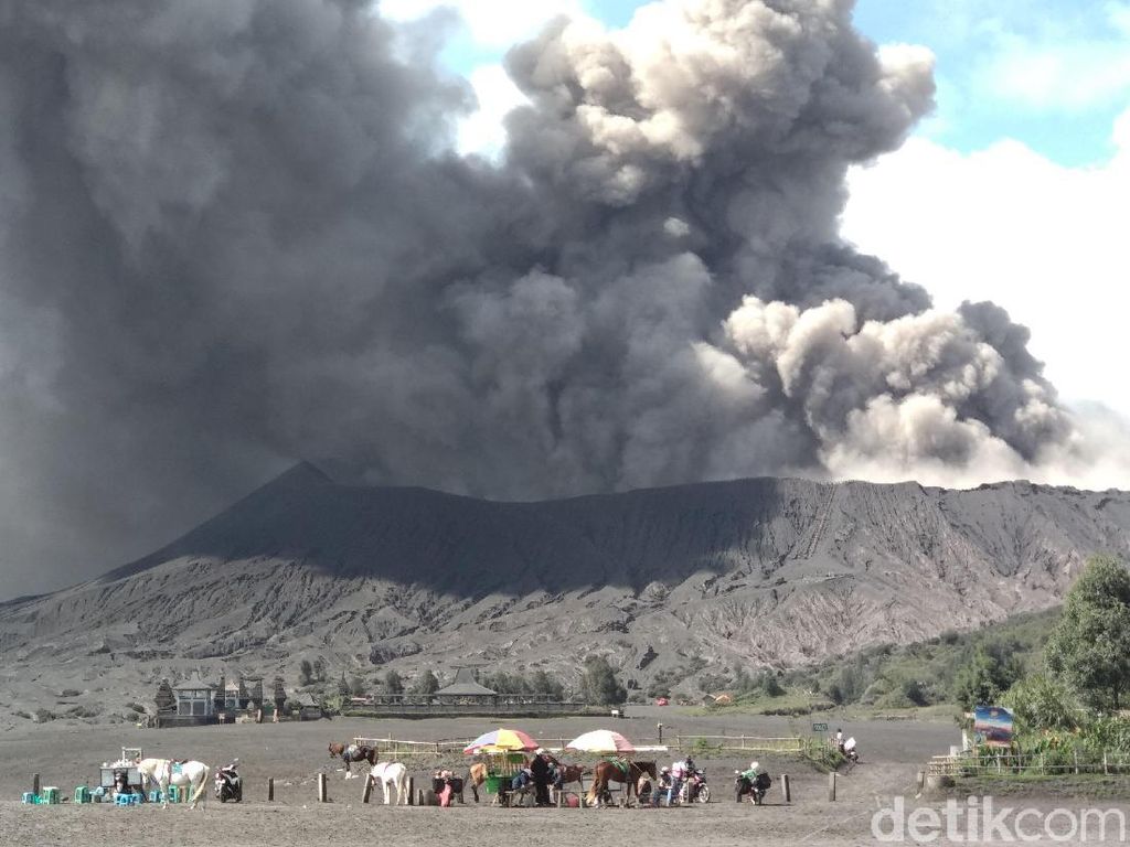 Abu Vulkanik Bromo Mengarah ke Negeri di Atas Awan Abu Vulkanik Bromo Mengarah ke Negeri di Atas Awan