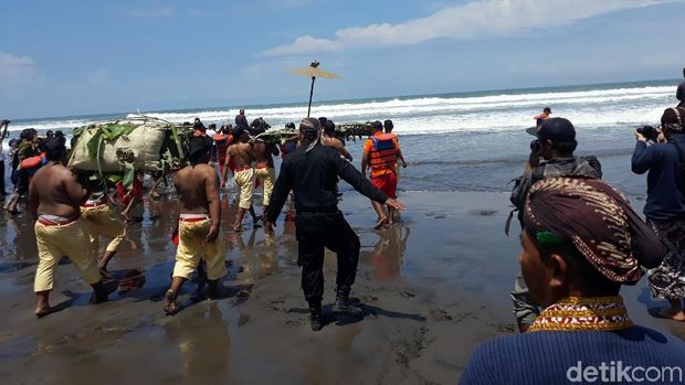 Selain ke Merapi, Keraton Yogya juga Gelar Labuhan ke Laut Selatan