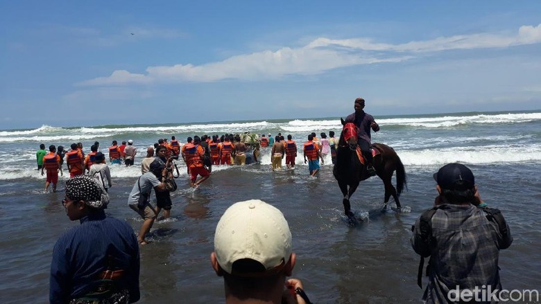 Selain ke Merapi, Keraton Yogya juga Gelar Labuhan ke Laut Selatan