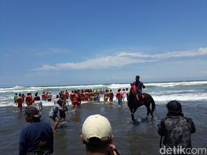 Selain ke Merapi, Keraton Yogya juga Gelar Labuhan ke Laut Selatan Selain ke Merapi, Keraton Yogya juga Gelar Labuhan ke Laut Selatan