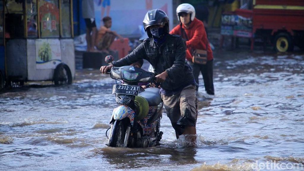 Banjir di Dayeuhkolot Surut, Pemotor Tetap Mogok