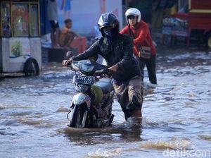 Banjir di Dayeuhkolot Surut, Pemotor Tetap Mogok