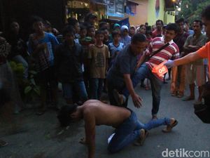 Polisi Gelar Pra Rekonstruksi Pengeroyokan Pria Berkaus Jokowi