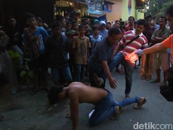 Polisi Gelar Pra Rekonstruksi Pengeroyokan Pria Berkaus Jokowi