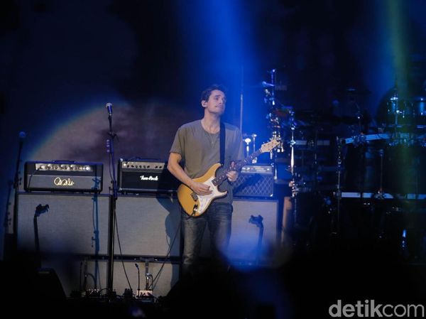 Aksi John Mayer Bius Para Penggemarnya di Jakarta