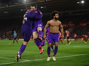 Diajak Henderson dan Robertson Selebrasi... Eh, Salah Malah Menghindar