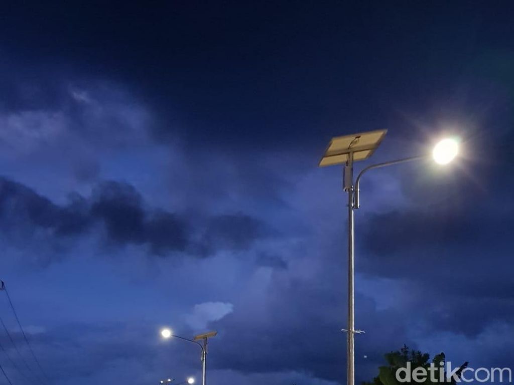 Ada Lampu Tenaga Surya, Warga di Papua Tak Khawatir Jalan Malam Ada Lampu Tenaga Surya, Warga di Papua Tak Khawatir Jalan Malam