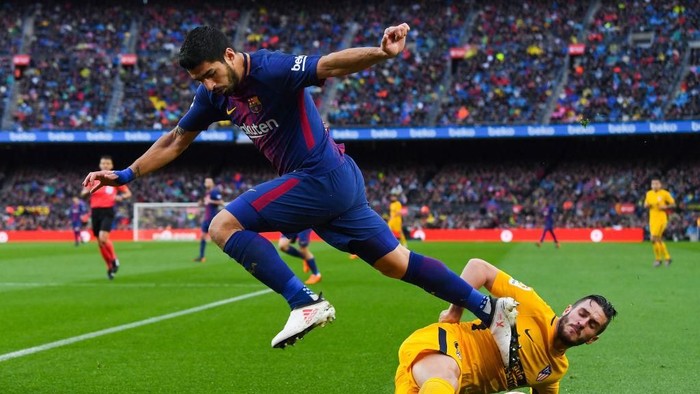 BARCELONA, SPAIN - MARCH 04:  Luis Suarez of FC Barcelona competes for the ball with Koke Resurreccion of Club Atletico de Madrid during the La Liga match between Barcelona and Atletico Madrid at Camp Nou on March 4, 2018 in Barcelona, Spain.  (Photo by David Ramos/Getty Images)