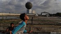 Lapangan Terendam Rob, Anak-anak Main Bola di Jalanan