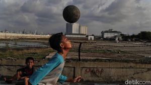 Lapangan Terendam Rob, Anak-anak Main Bola di Jalanan