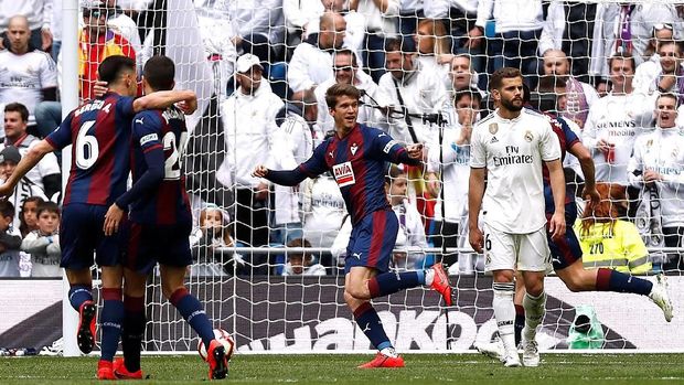 Benzema Dua Gol, Real Madrid Kalahkan Eibar 2-1