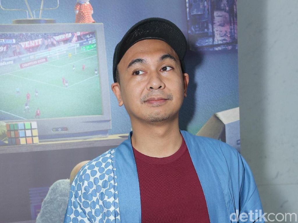Terinspirasi Nicholas Saputra, Raditya Dika Foto Selfie Usai Nyoblos, Mirip? Terinspirasi Nicholas Saputra, Raditya Dika Foto Selfie Usai Nyoblos, Mirip?