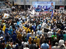 Temui Milenial Solo, Sandi Pakai Blangkon dan Jingkrak-jingkrak