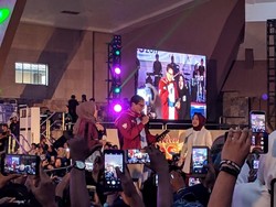 Aksi Sandiaga Duet Bareng Nissa Sabyan di Medan