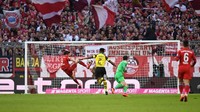 Gol Bayern bertambah tujuh menit kemudian. Kali ini giliran mantan pemain Dortmund lainnya, Robert Lewandowski, yang mencatatkan namanya di papan skor. Reuters/Andreas Gebert.