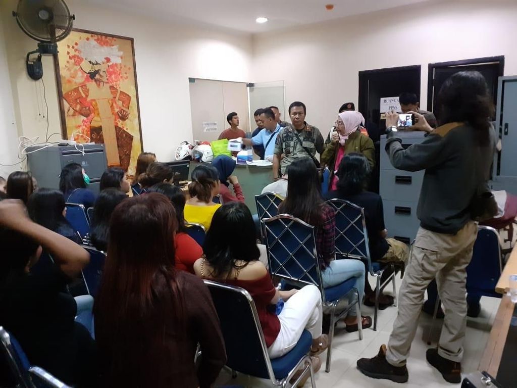 Satpol PP Razia Kosan di Depok yang Digunakan untuk Prostitusi Satpol PP Razia Kosan di Depok yang Digunakan untuk Prostitusi