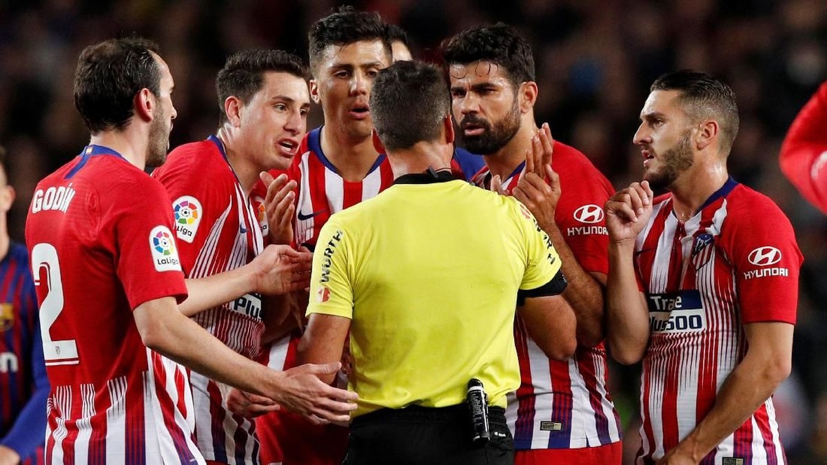 Diego Costa diskors delapan pertandingan karena mengasari wasit. (Foto: Albert Gea/Reuters)