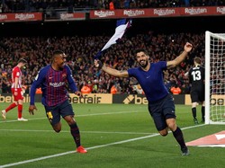 Luis Suarez merayakan gol. Reuters/Albert Gea.