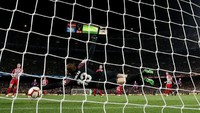Gawang Atletico Madrid dibobol oleh Luis Suarez di menit ke-85. Reuters/Albert Gea.