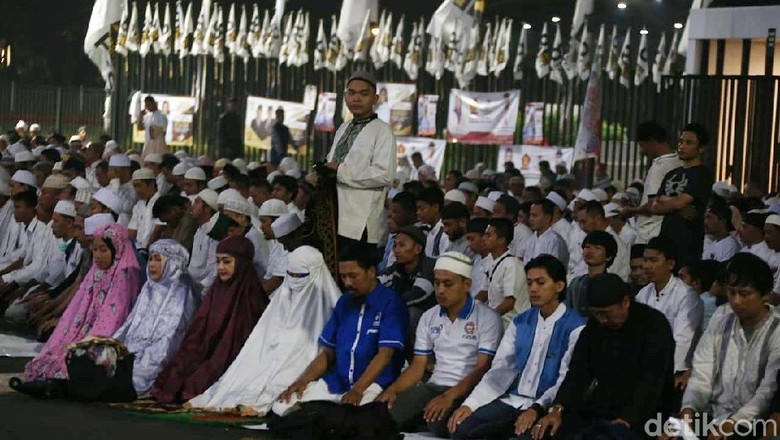 Penampakan Saf Salat Campur di Kampanye Prabowo yang Ramai di Medsos