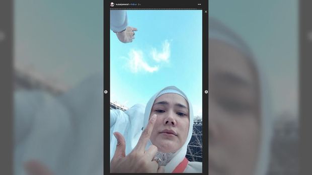 Mulan Jameela berpose salam dua jari di kampanye akbar Prabowo-Sandi.