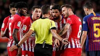 Diego Costa mendapat kertu merah karena memprotes keras wasit. Reuters/Albert Gea.