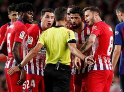 Diego Costa mendapat kertu merah karena memprotes keras wasit. Reuters/Albert Gea.