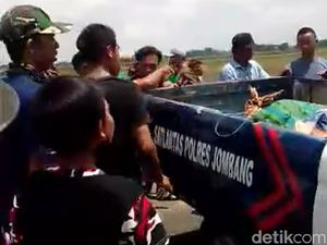 Kurang Hati-hati, Biker Asal Jombang Tewas Disambar Kereta Api