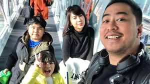 Seru Banget! 8 Potret Pandji Pragiwaksono Bersama Keluarga