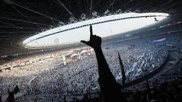 Para pendukung Prabowo-Sandiaga memadati kampanye akbar di GBK, Minggu (7/4).