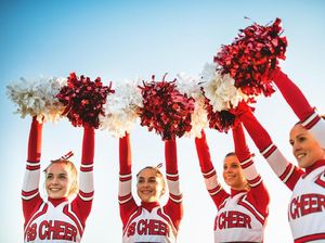 Pesawat Delay, Cheerleaders Beraksi