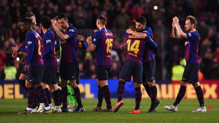 BARCELONA, SPAIN - APRIL 06:  Barcelona players celebrate victory after the La Liga match between FC Barcelona and Club Atletico de Madrid at Camp Nou on April 06, 2019 in Barcelona, Spain. (Photo by Alex Caparros/Getty Images)