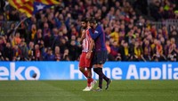 Pique akhirnya bisa menjinakkan Costa sehingga mau meninggalkan lapangan. Mantan penggawa Chelsea itu kini tinggal menunggu sanksi. (Foto: Alex Caparros/Getty Images)
