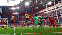 Bayern sudah membuka keunggulan saat pertandingan berjalan 10 menit. Mats Hummels menjebol gawang mantan klubnya itu dengan sundulan usai memanfaatkan tendangan sudut Thiago Alcantara. Reuters/Kai Pfaffenbach.