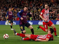 Lionel Messi melancarkan serangan ke pertahanan Atletico Madrid. Reuters/Albert Gea.