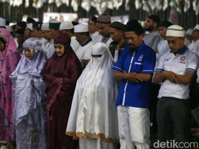 Penampakan Saf Salat Campur di Kampanye Prabowo yang Ramai di Medsos