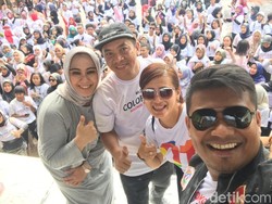 Bupati Karawang Cellica Ikut Acung Jempol dengan Massa Jokowi