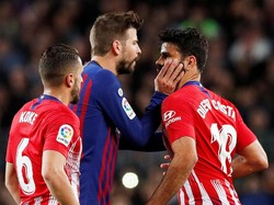 Bek tengah Barcelona dan rekan Costa di timnas Spanyol, Gerard Pique, mesti turun tangan. (Foto: Albert Gea / Reuters)