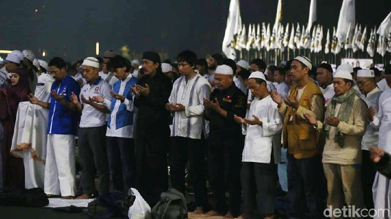 Penampakan Saf Salat Campur di Kampanye Prabowo yang Ramai di Medsos