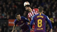 Dimainkan sebagai starter Atletico, striker kelahiran Brasil itu hanya bermain selama 28 menit di atas lapangan Camp Nou. Foto: Lluis Gene / AFP