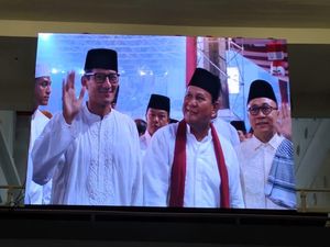 Saat Anies-Sandiaga Pelukan di Kampanye Akbar