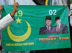 Massa Bawa Bendera PBB ke Kampanye Akbar Prabowo-Sandiaga di GBK