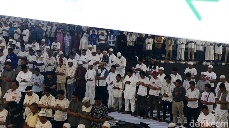 Penampakan Saf Salat Campur di Kampanye Prabowo yang Ramai di Medsos