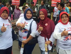 Dari Kalideres, Emak-emak Susul Jokowi ke Tangerang
