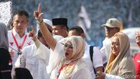 Gaya Camelia Malik dan Jaja Miharja di Kampanye Akbar Prabowo-Sandiaga