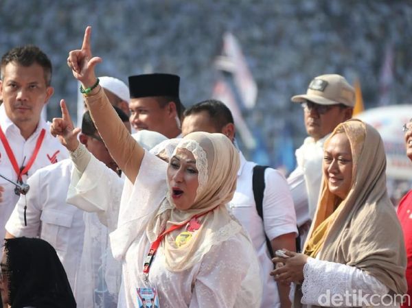 Gaya Camelia Malik dan Jaja Miharja di Kampanye Akbar Prabowo-Sandiaga