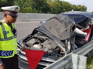 MPV Serempet Truk di Tol Ngawi-Solo, 1 Orang Meninggal MPV Serempet Truk di Tol Ngawi-Solo, 1 Orang Meninggal