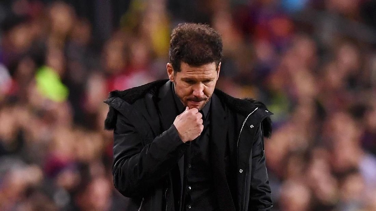 Diego Simeone belum berhasil menaklukkan Barcelona di LaLiga. (Foto: Alex Caparros/Getty Images)